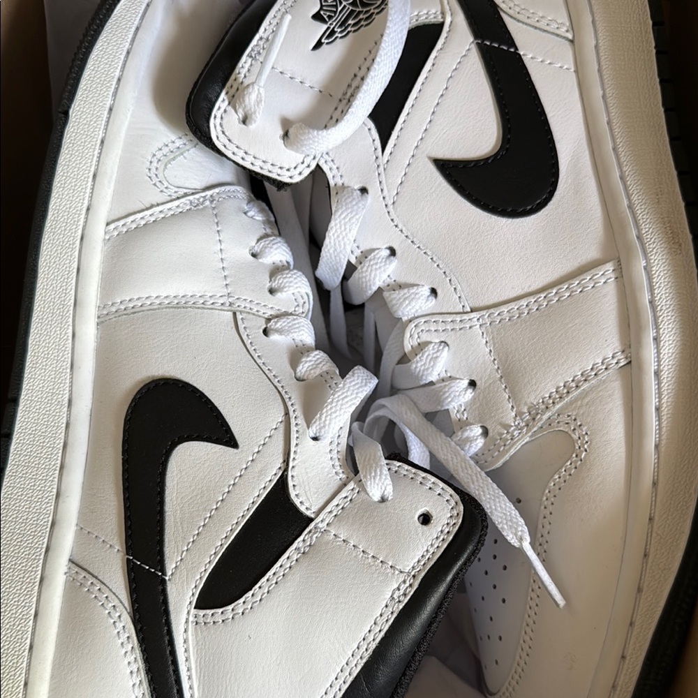 Nike Men's Black and White High-Top Sneakers